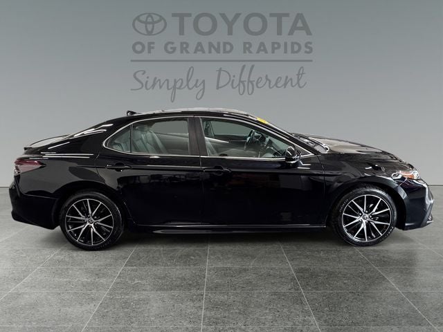 2022 Toyota Camry Hybrid SE