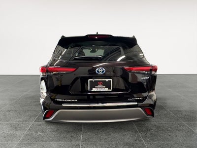 2022 Toyota Highlander Hybrid Platinum