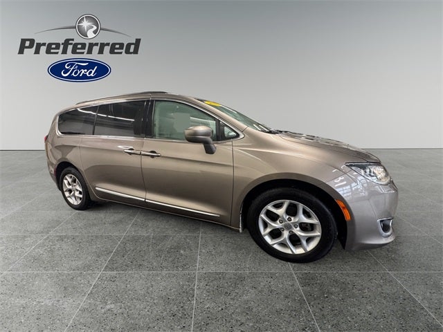 2017 Chrysler Pacifica Touring L 3.6 Liter V6 7 Passenger 3rd Row Seating