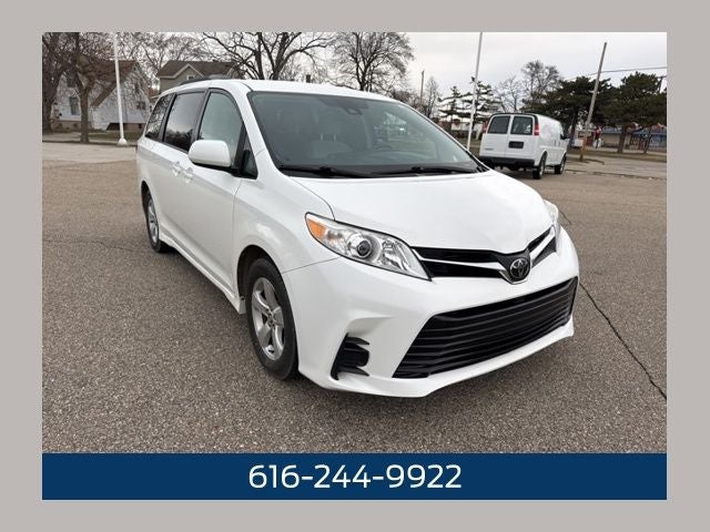 2018 Toyota Sienna LE 3.5 Liter V6 7 Passenger 3rd Row Seating