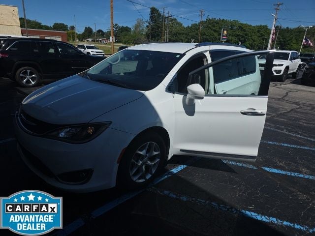 2017 Chrysler Pacifica Touring-L Plus