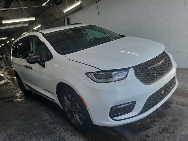 2024 Chrysler Pacifica Touring L 3.6 Liter V6 7 Passenger 3rd Row Seating