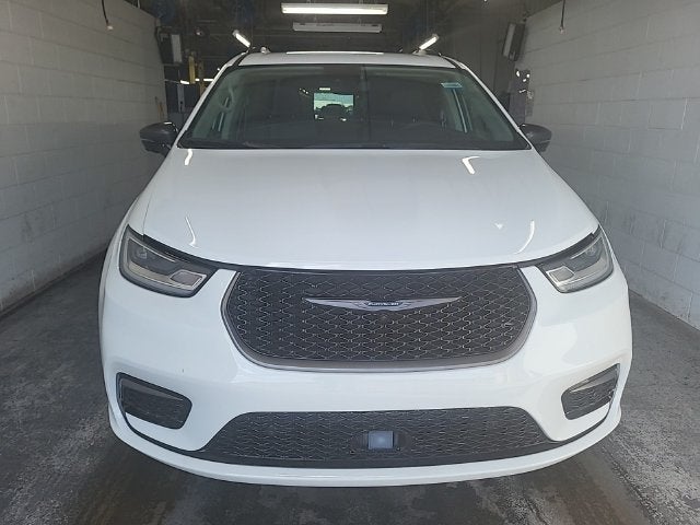 2024 Chrysler Pacifica Touring L 3.6 Liter V6 7 Passenger 3rd Row Seating