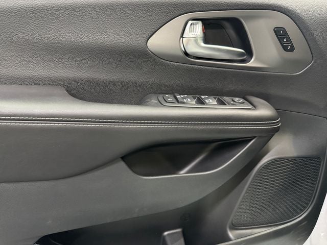 2027 Chrysler Pacifica PACIFICA SELECT AWD