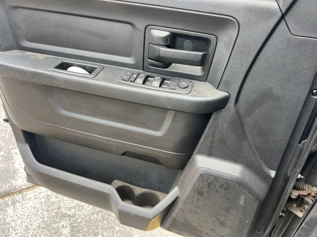 2015 RAM 1500 Express 5.7 Liter V8 Hemi Crew Cab 4WD