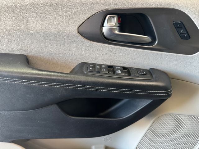 2021 Chrysler Pacifica Touring L 3.6 Liter V6 7 Passenger 3rd Row Seating