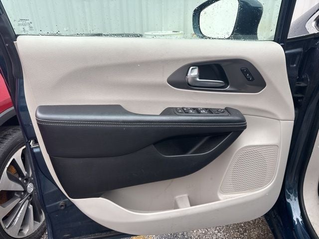 2022 Chrysler Pacifica Touring L 3.6 Liter V6 7 Passenger 3rd Row Seating