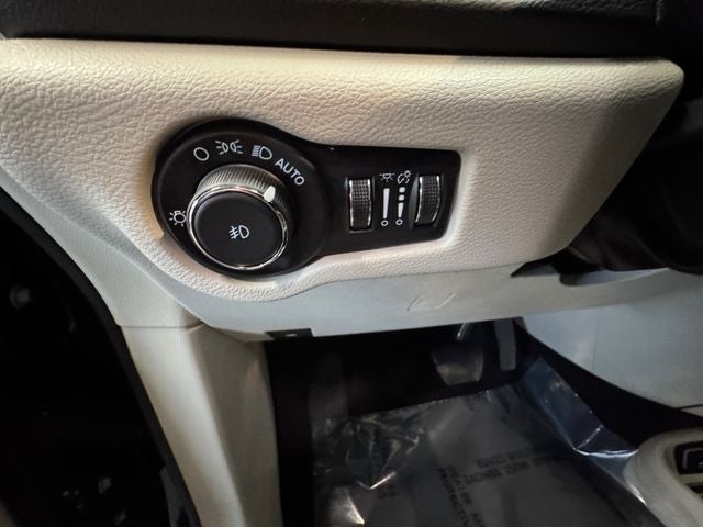 2023 Chrysler Pacifica Touring L 3.6 Liter V6 7 Passenger 3rd Row Seating