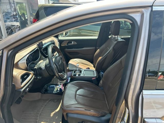 2017 Chrysler Pacifica Limited 3.6 Liter V6 7 Passenger 3rd Row Seating