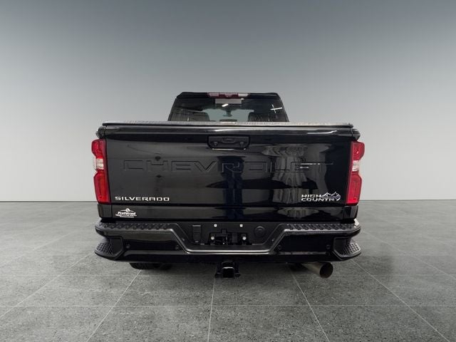 2022 Chevrolet Silverado 2500HD High Country 6.6 Liter V8 Turbodiesel Crew Cab 4WD