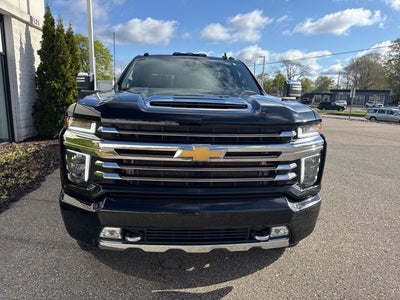 2022 Chevrolet Silverado 2500HD High Country 6.6 Liter V8 Turbodiesel Crew Cab 4WD