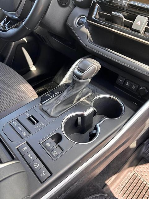 2020 Toyota Highlander LE 3.5 Liter V6 AWD 3rd Row Seating