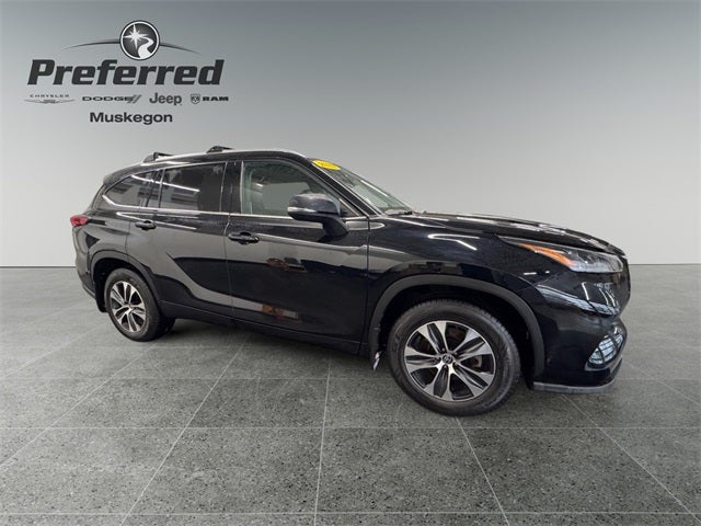 2021 Toyota Highlander XLE 3.5 Liter V6 AWD 3rd Row Seating