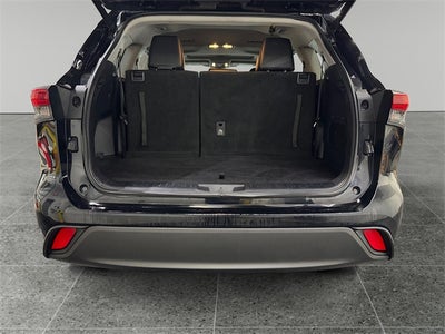 2021 Toyota Highlander XLE 3.5 Liter V6 AWD 3rd Row Seating