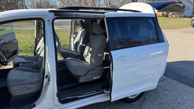 2019 Toyota Sienna LE 3.5 Liter V6 8 Passenger 3rd Row Seating