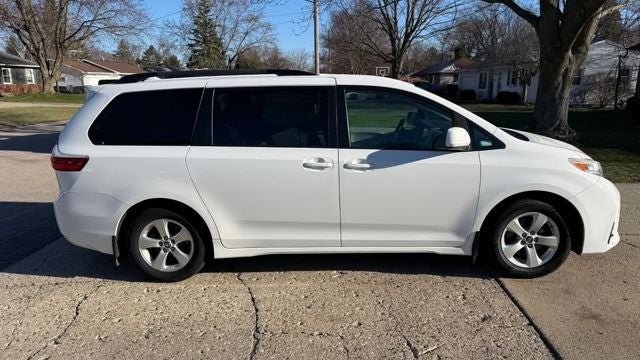 2019 Toyota Sienna LE 3.5 Liter V6 8 Passenger 3rd Row Seating